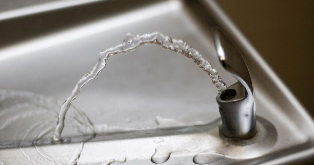 vazamento de agua no bebedouro